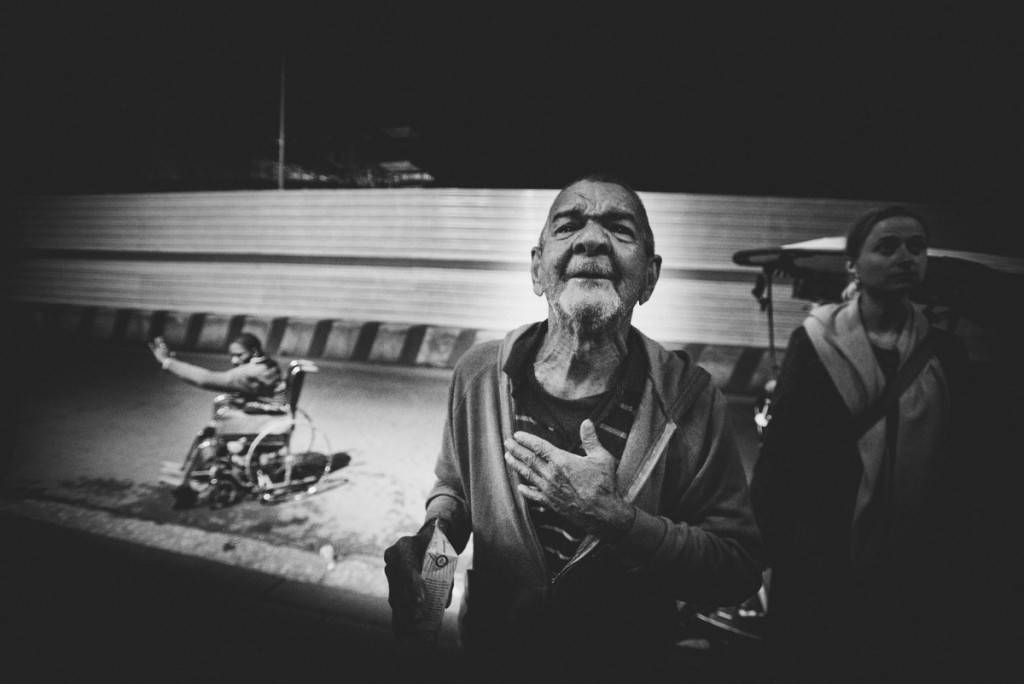 Palm trees, colonial baroque, vintage American cars, walking in its endless coastline, aged rum, seniors who enjoy sweet nights on the steps of houses and younger who are setting up impromptu dance parties in the streets. Images that make up the everyday life character and the flavour of Cuba.